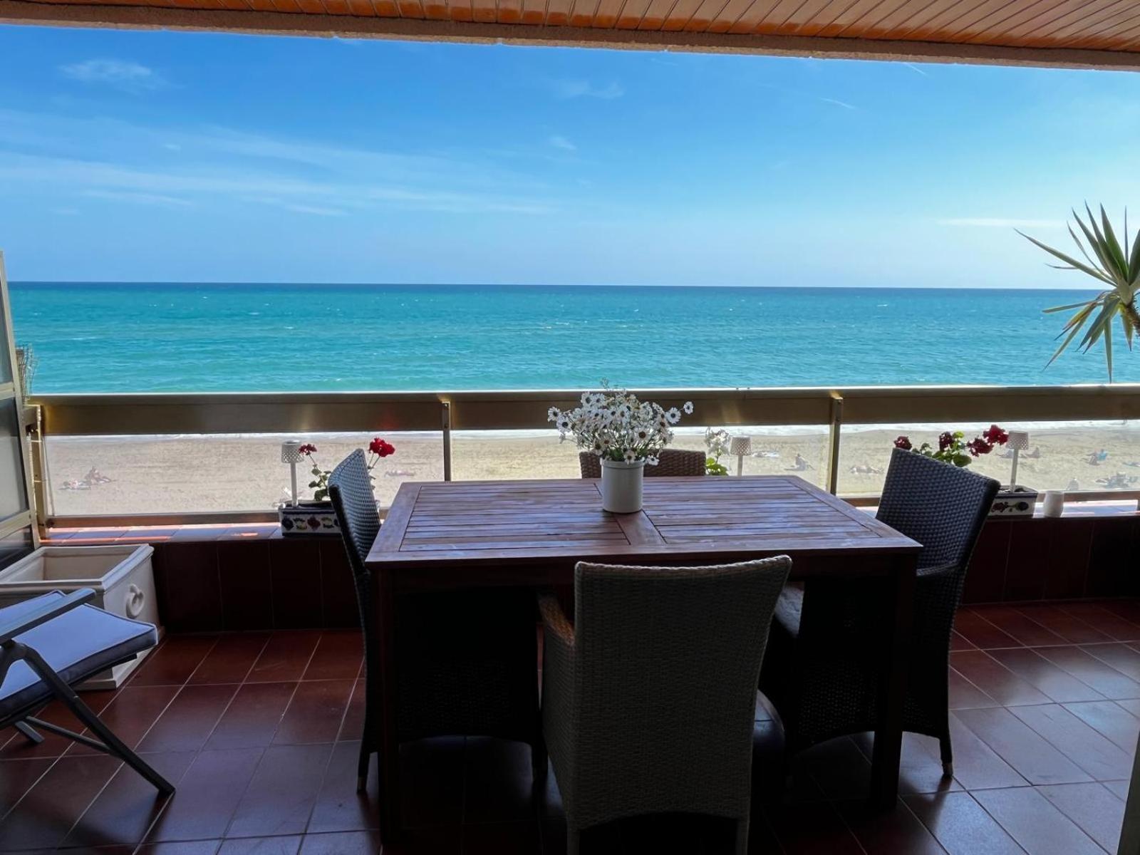 Acogedor Y Amplio Apartamento Familiar A Pie De Playa Calafell Luaran gambar